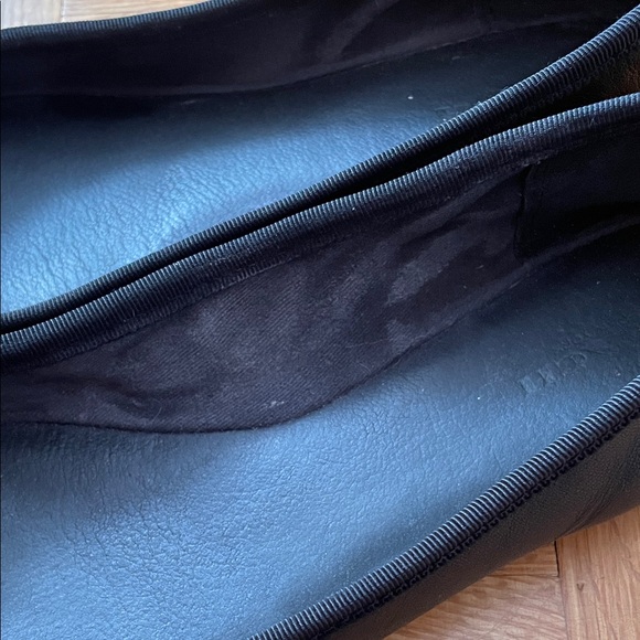 Classic Black Coach Ballet Flats with Bow Detail - Picture 4 of 7